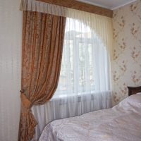 Асиметрична италианска завеса на прозореца на спалнята