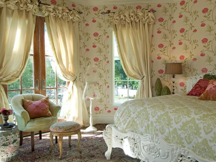 Dormitor în stil provencez cu tapet floral