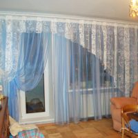 Transparante tule gordijnen in de kamer met een balkon