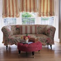 Sarung kain dengan bunga di sofa klasik