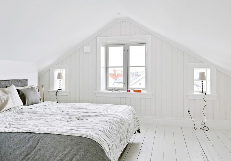 Světlá podkrovní ložnice ve skandinávském stylu