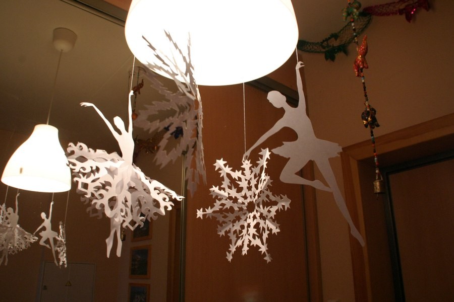 Fulgi de zăpadă de Crăciun pe o lampă de sufragerie