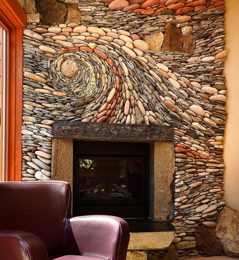 Sienų dekoravimas virš židinio su natūraliu akmeniu
