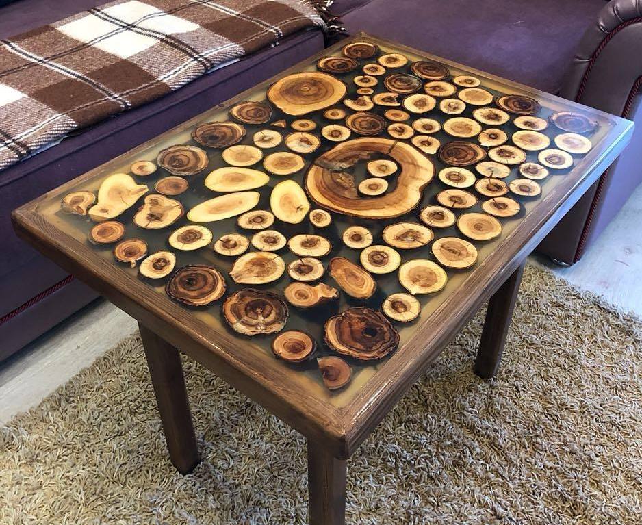 Meja kreatif yang diperbuat daripada kayu dan resin epoksi