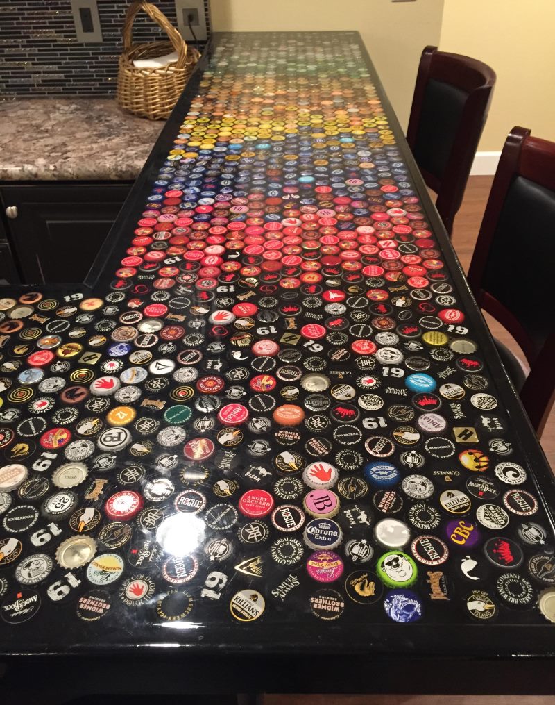 Menghiasi countertop kaunter bar dengan penutup bir