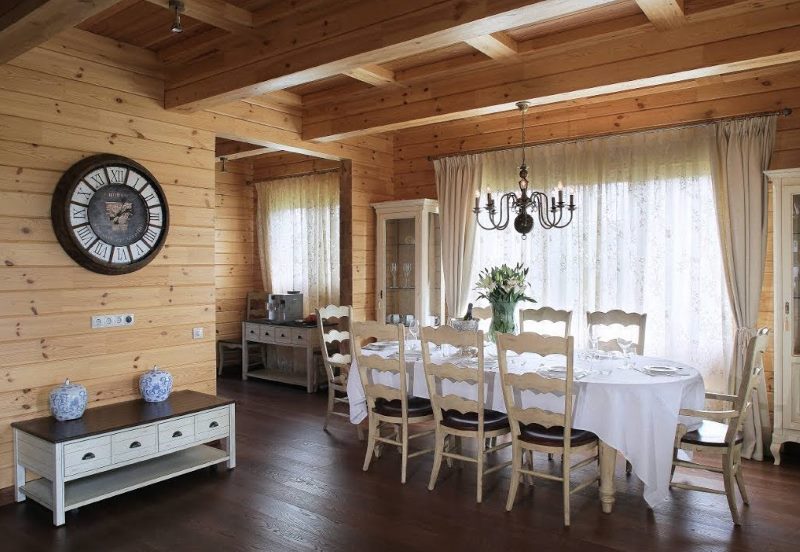 Sala de mese a unei case private cu panouri din lemn