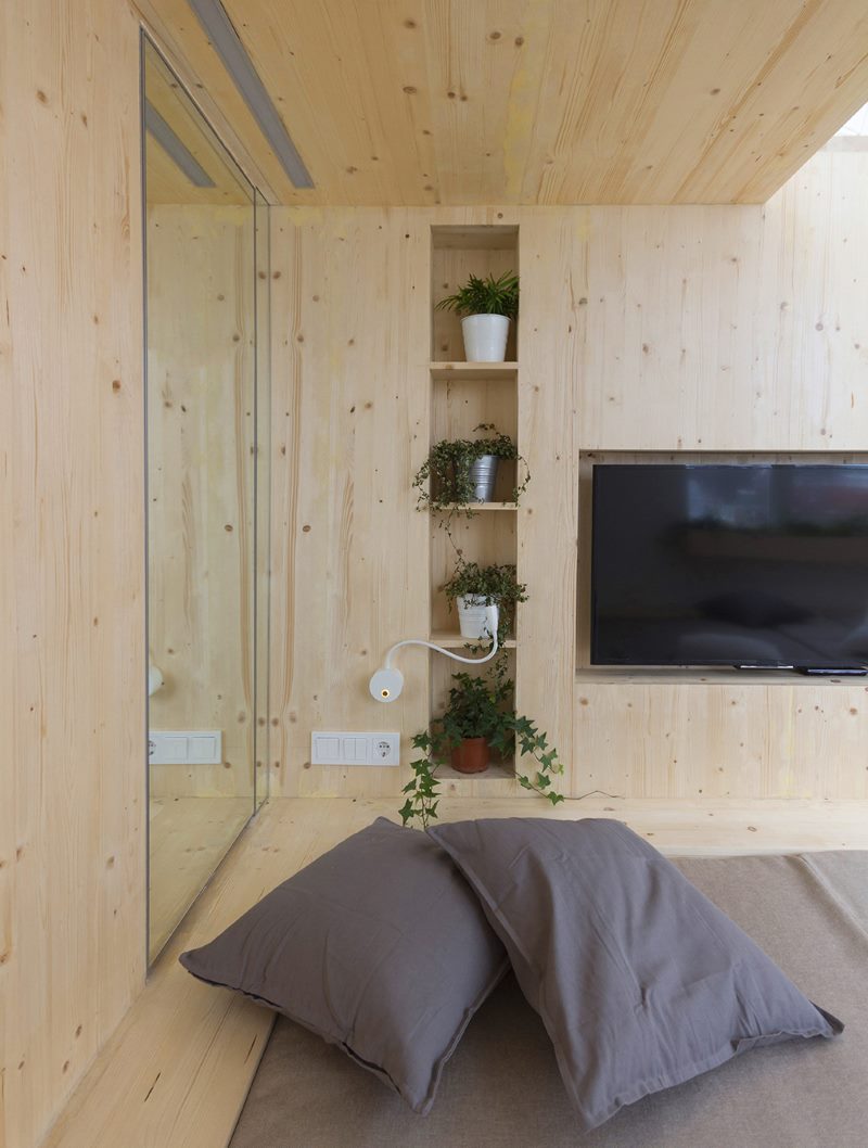 Nástěnná a stropní výzdoba ložnice s borovicí imitace dřeva