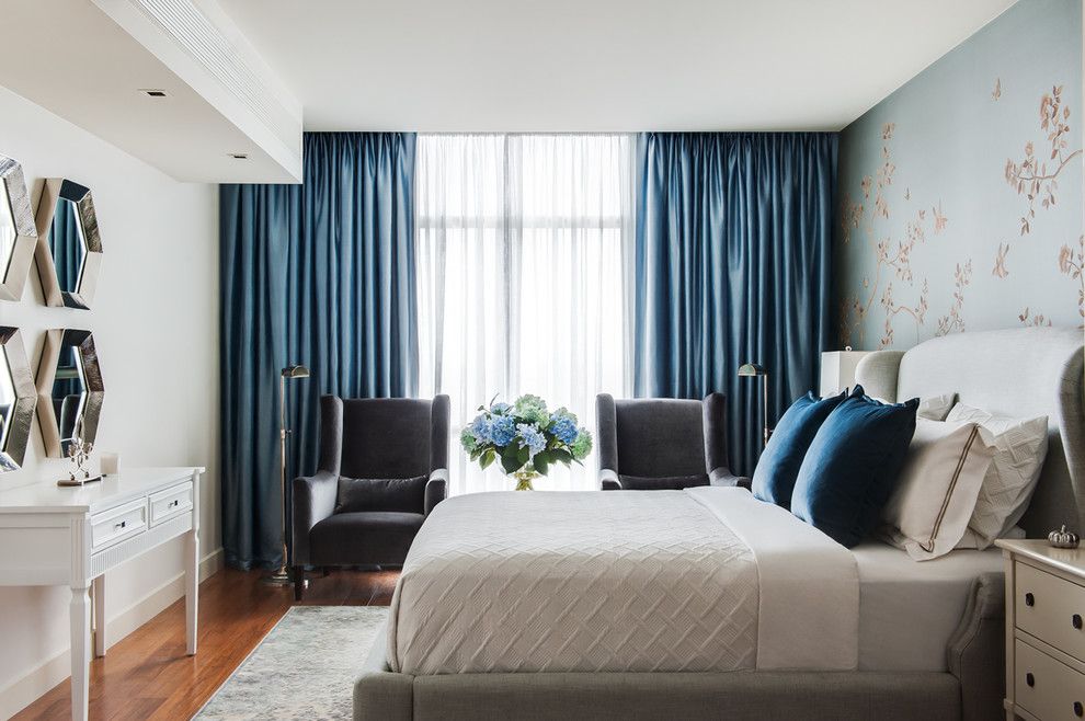 Donkerblauwe gordijnen in het ontwerp van de slaapkamer