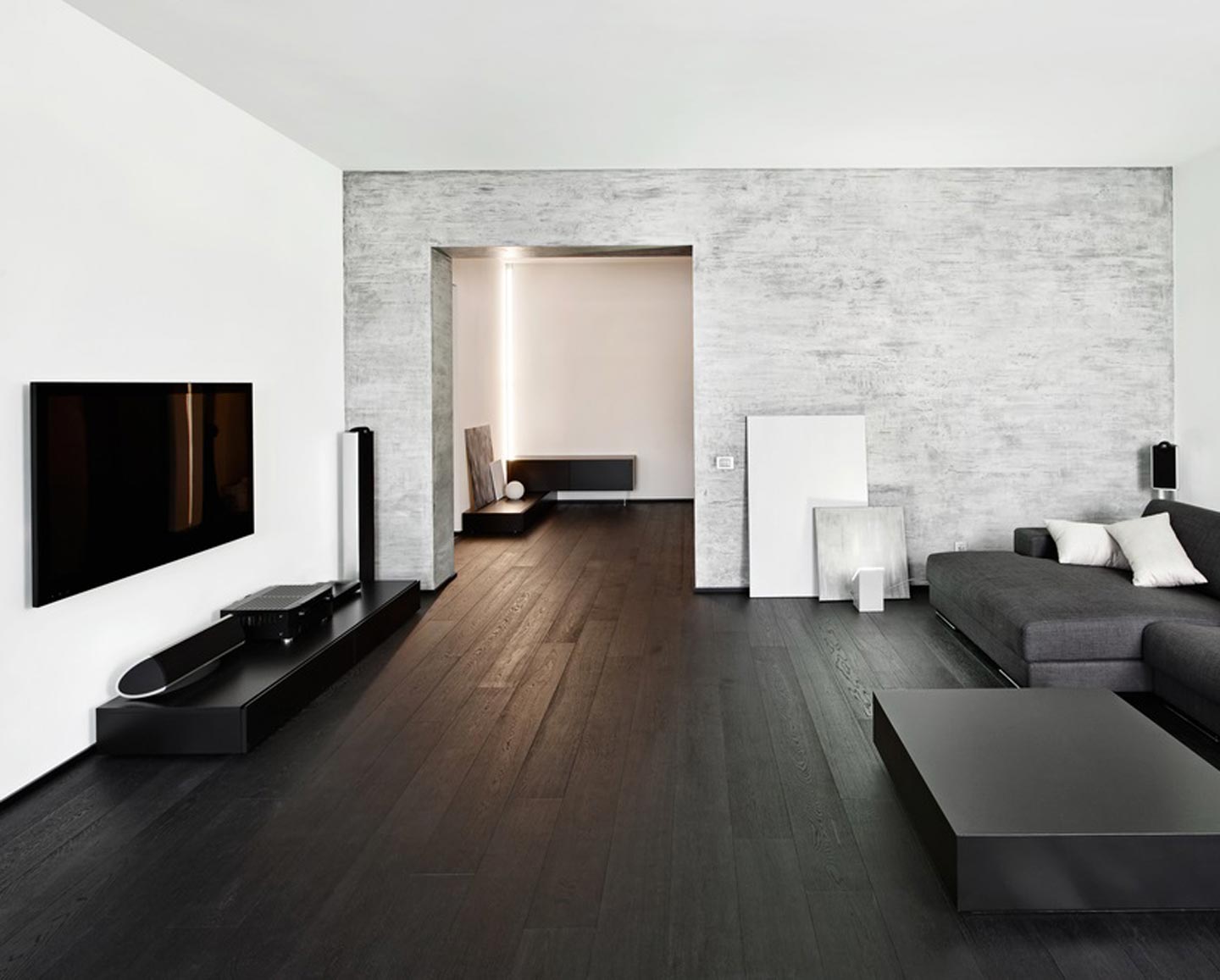 Podea din lemn închisă în interiorul sălii în stilul minimalismului