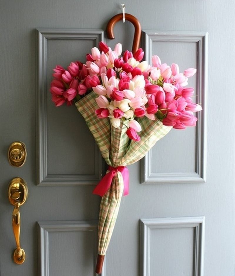 Dekoracija ulaznih vrata s buketom tulipana
