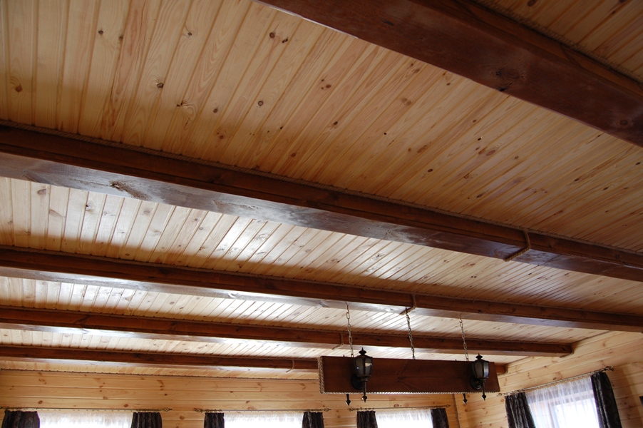 Finitura del soffitto in simil legno di pino