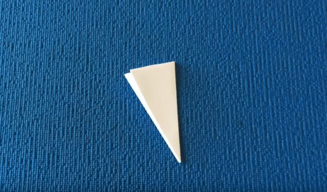 Popierinis trikampis mėlyname fone