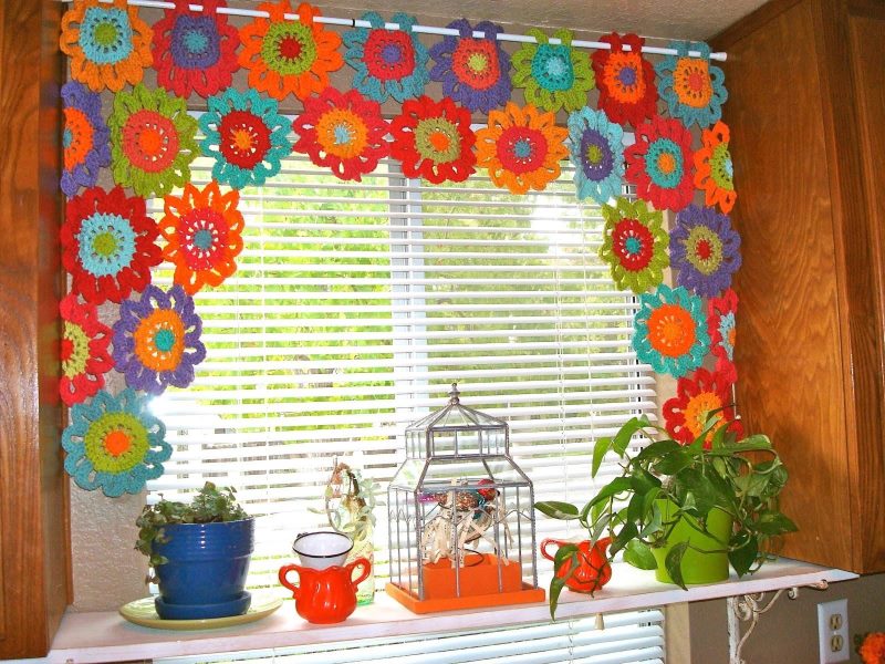 Decorarea unei ferestre de bucătărie cu șervețele multicolore din fir
