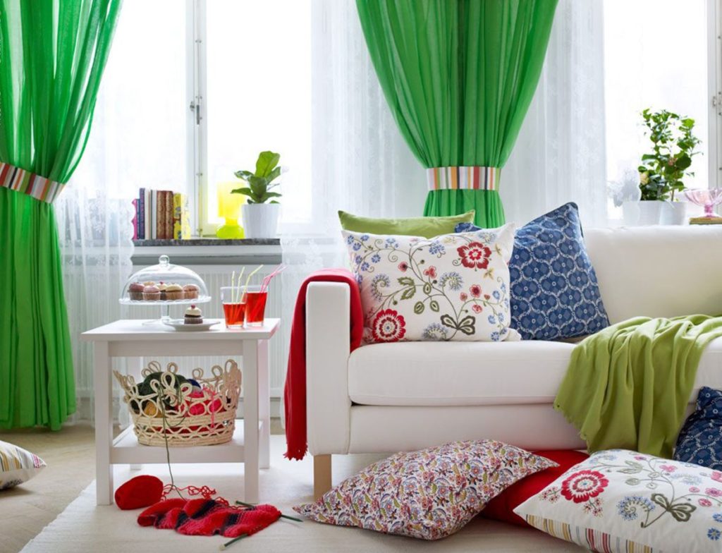 Wit meubilair in een kamer met groene gordijnen