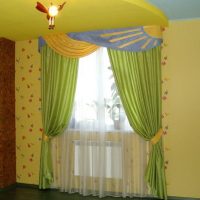 Žuti zidovi u unutrašnjosti dječje sobe