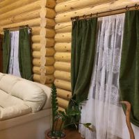 Canapea luminoasă într-o cabină de bușteni