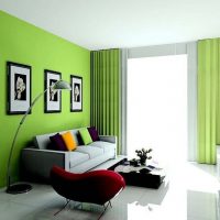 Zelená zeď za pohovkou v obývacím pokoji