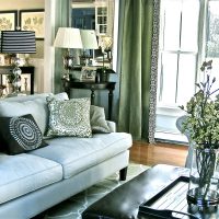 Smaragdová barva v designu obývacího pokoje