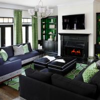 Kombinace zelených záclon s tmavě modrým nábytkem