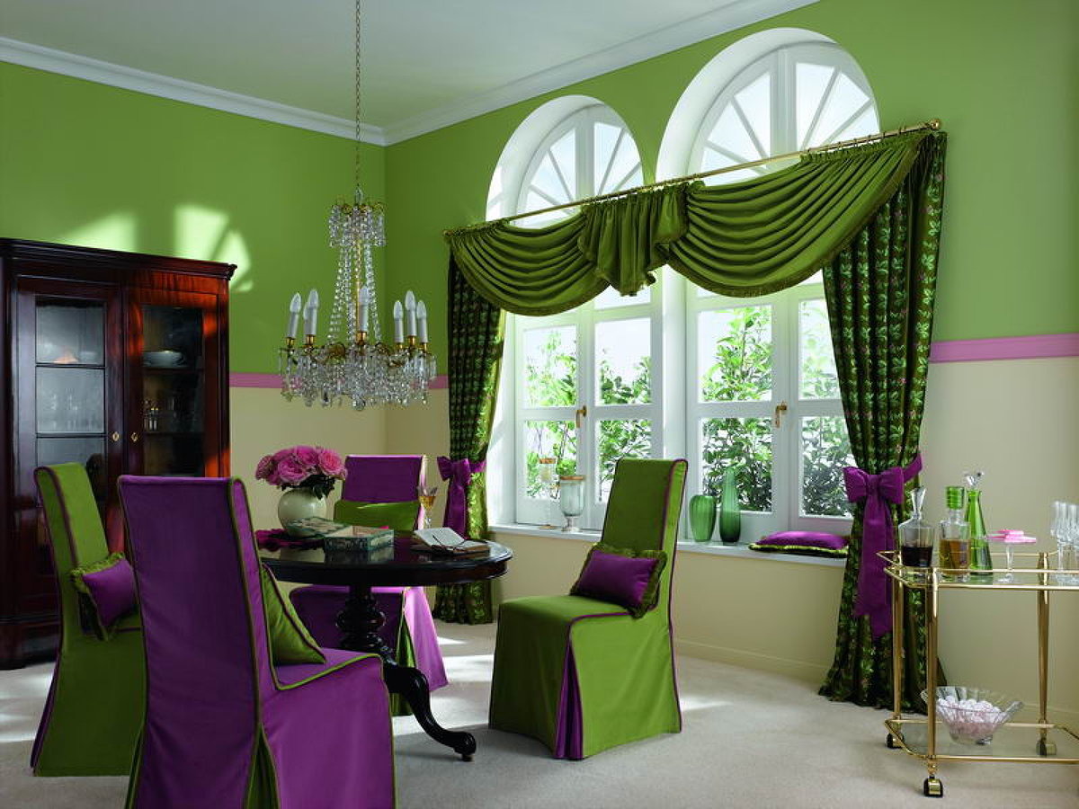 Design obývacího pokoje s tmavě zelenými závěsy