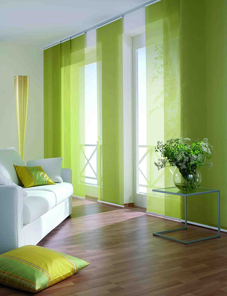 Minimalistický obývací pokoj se zelenými závěsy