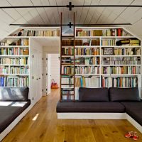 Boekenkasten naar het zolderplafond