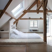 Bílá postel na dřevěnou podlahu