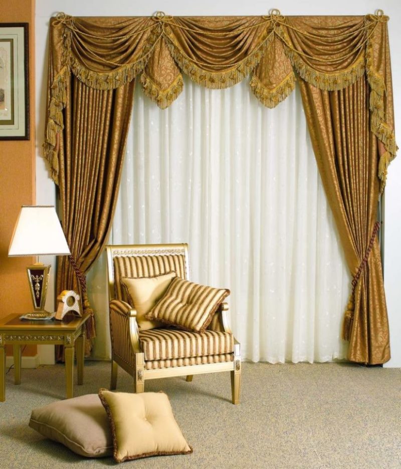 Tirai emas dengan lambrequin di tingkap ruang tamu