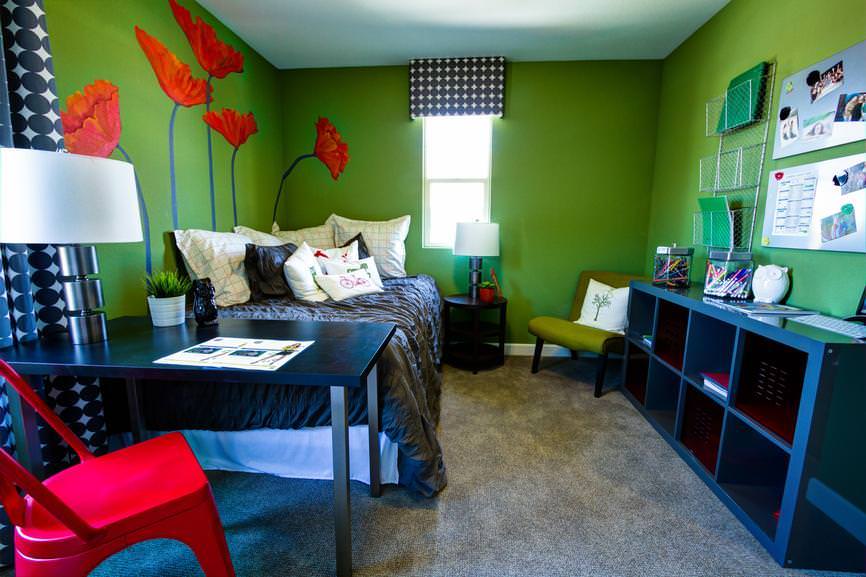 الخشخاش الأحمر على الجدار الأخضر لغرفة المعيشة
