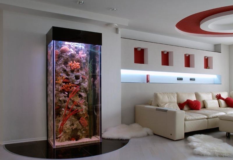 Projektējiet dzīvojamo istabu ar akvāriju pret sienu