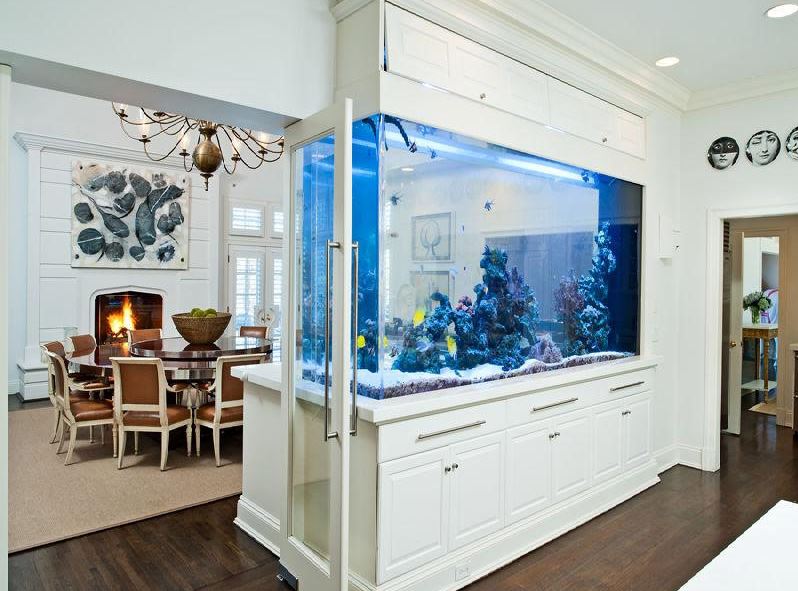 Vestavěné dělící akvárium mezi jídelnou a obývacím pokojem