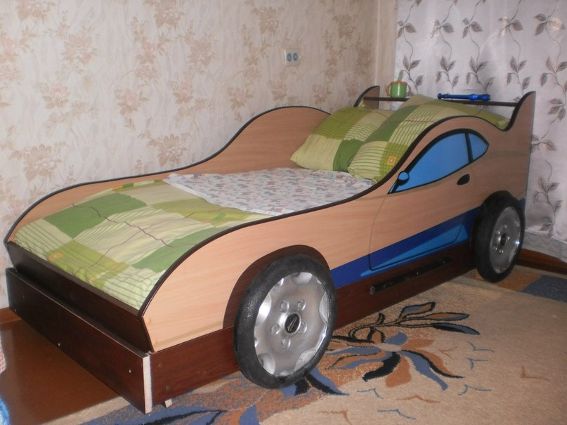 سرير على شكل سيارة محلية الصنع