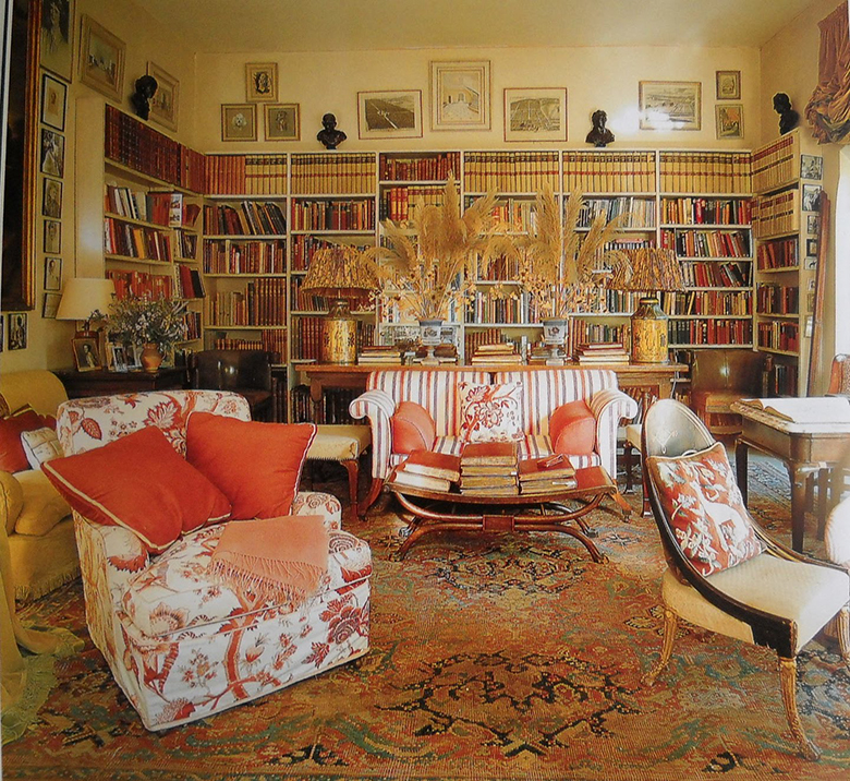 Interiorul unui living cu o bibliotecă într-o casă privată