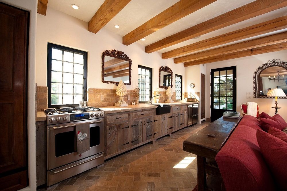 Interiorul bucătăriei unei case private fără dulapuri suspendate