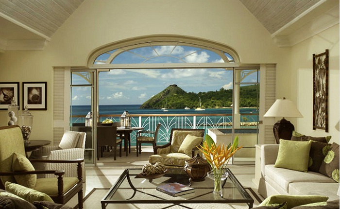 Pohled na tropickou krajinu ve falešném okně obývacího pokoje