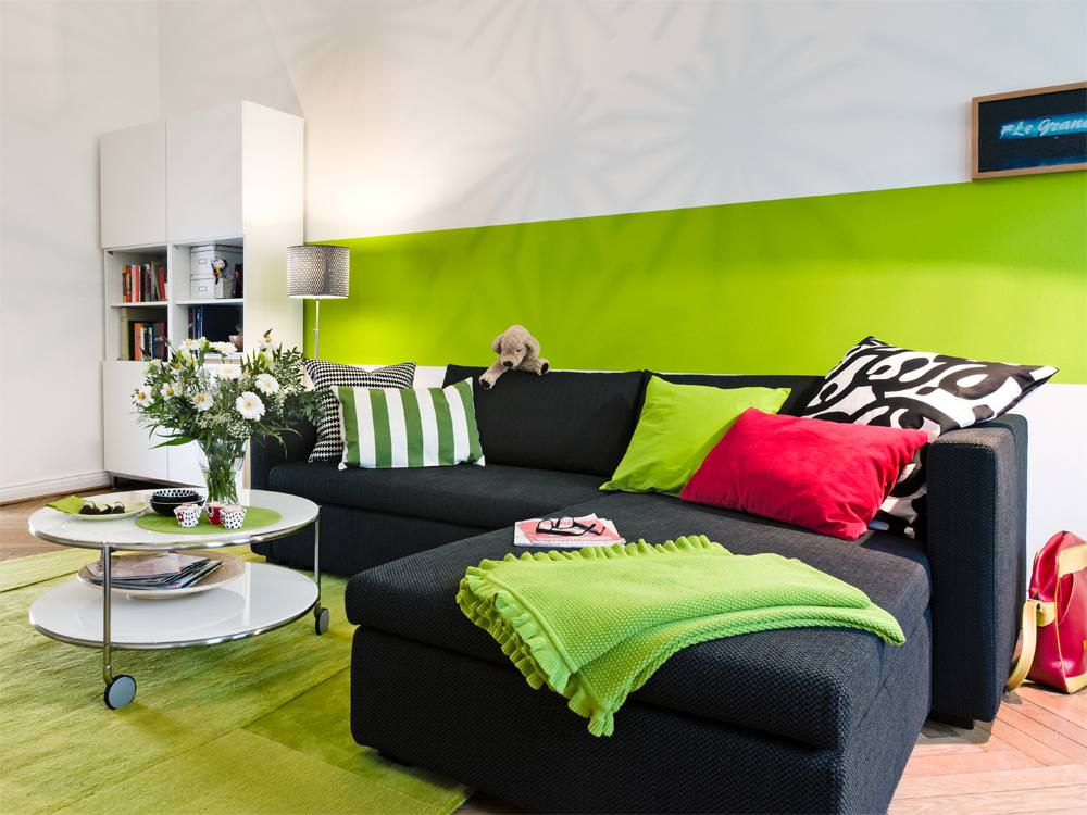 The combination of green and black in the interior of the living room