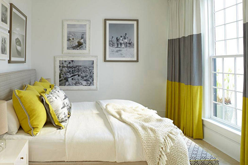 Perdele colorate într-un dormitor mic