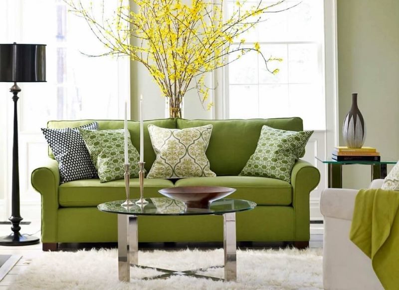 Sofa klasik dengan upholsteri hijau pucat