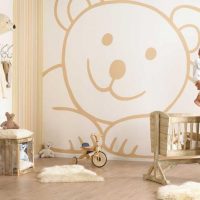 Enorme en vriendelijke beer op de muur van een kinderkamer
