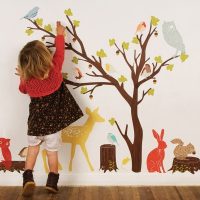 Menghiasi dinding dengan tangan seorang kanak-kanak