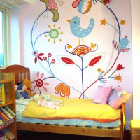 Lukisan dinding dalam cat air di atas katil bayi