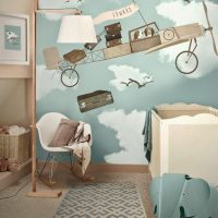 Avion cu desene animate pe peretele camerei pentru fiu