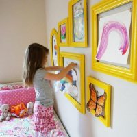 Lukisan anak perempuan dalam bingkai kuning