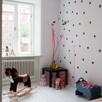 Dinding cahaya dengan titik polka gelap
