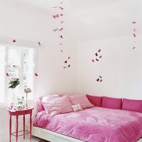 Розови пеперуди в бяла детска стая