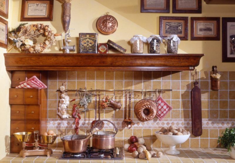 Decorarea bucătăriei italiene cu mâncăruri