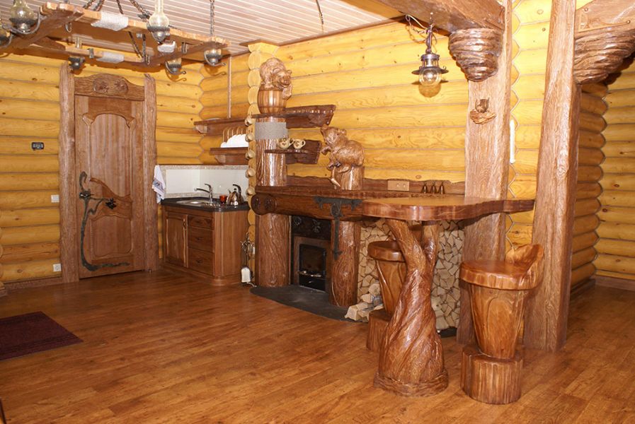 Дървени мебели в чакалнята на руската баня