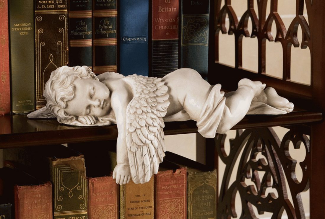Engel beeldje op boekenplank