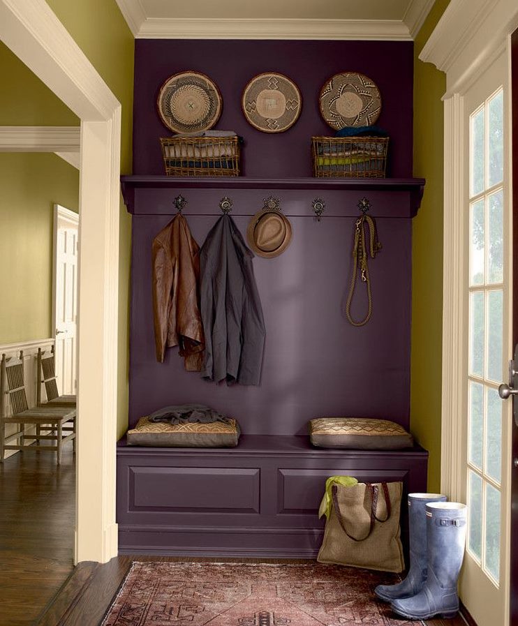 Cuier purpuriu pe holul unei case private