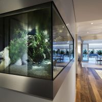 Navrhněte obývací pokoj s rohovým akváriem